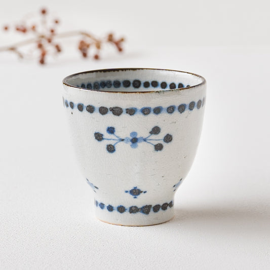 やさし気な青い小花にいやされる陶彩窯の小花文の湯吞み
