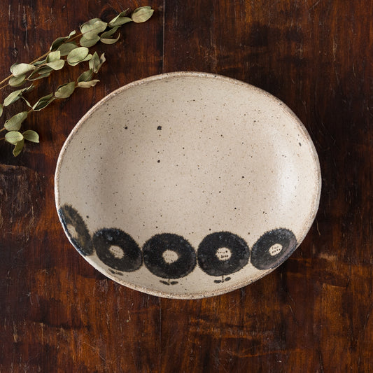 食卓に温もりを運んでくれる岡村朝子さんのお花柄の楕円皿