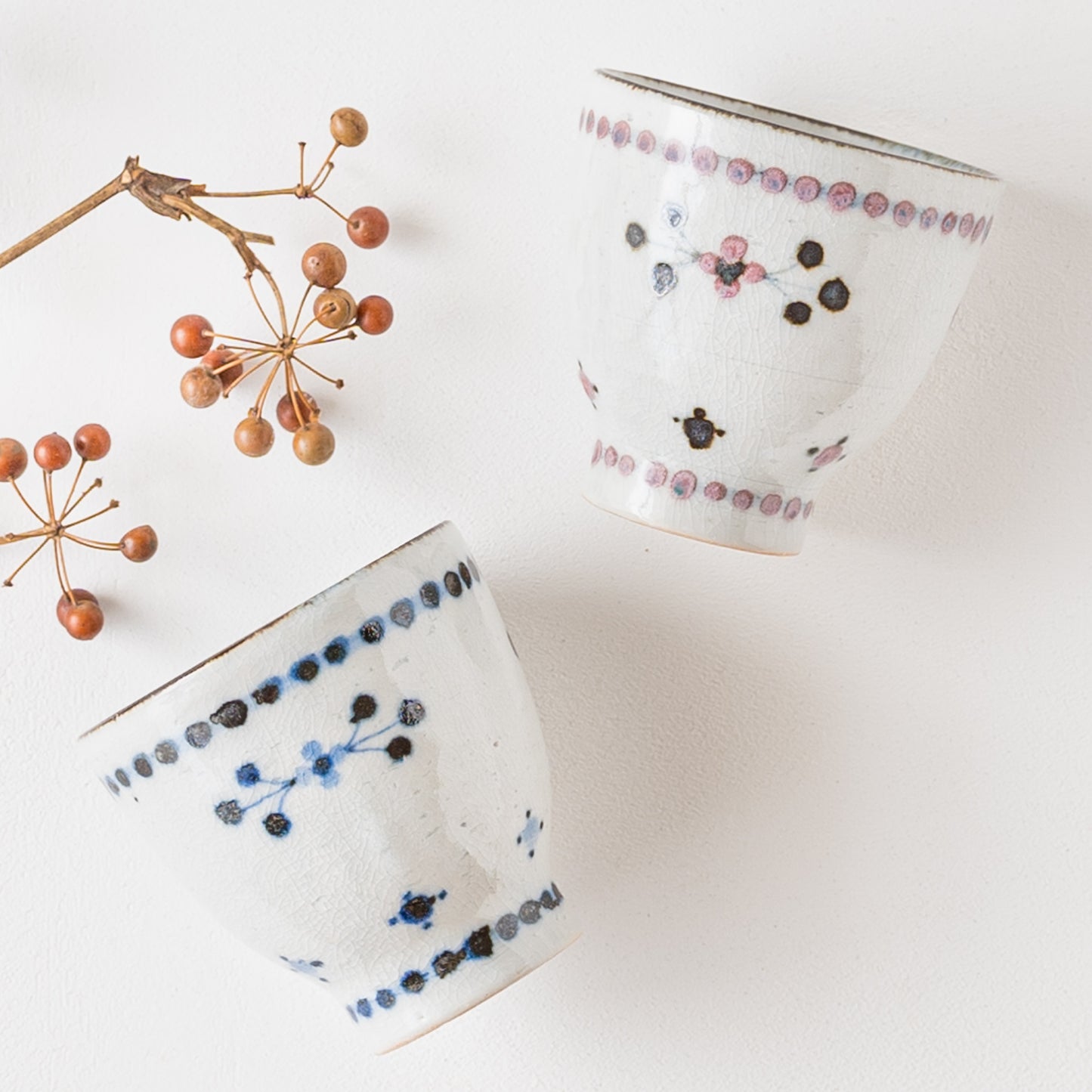 淡くやさしい赤と青の小花模様が素敵な陶彩窯の小花文の湯吞み