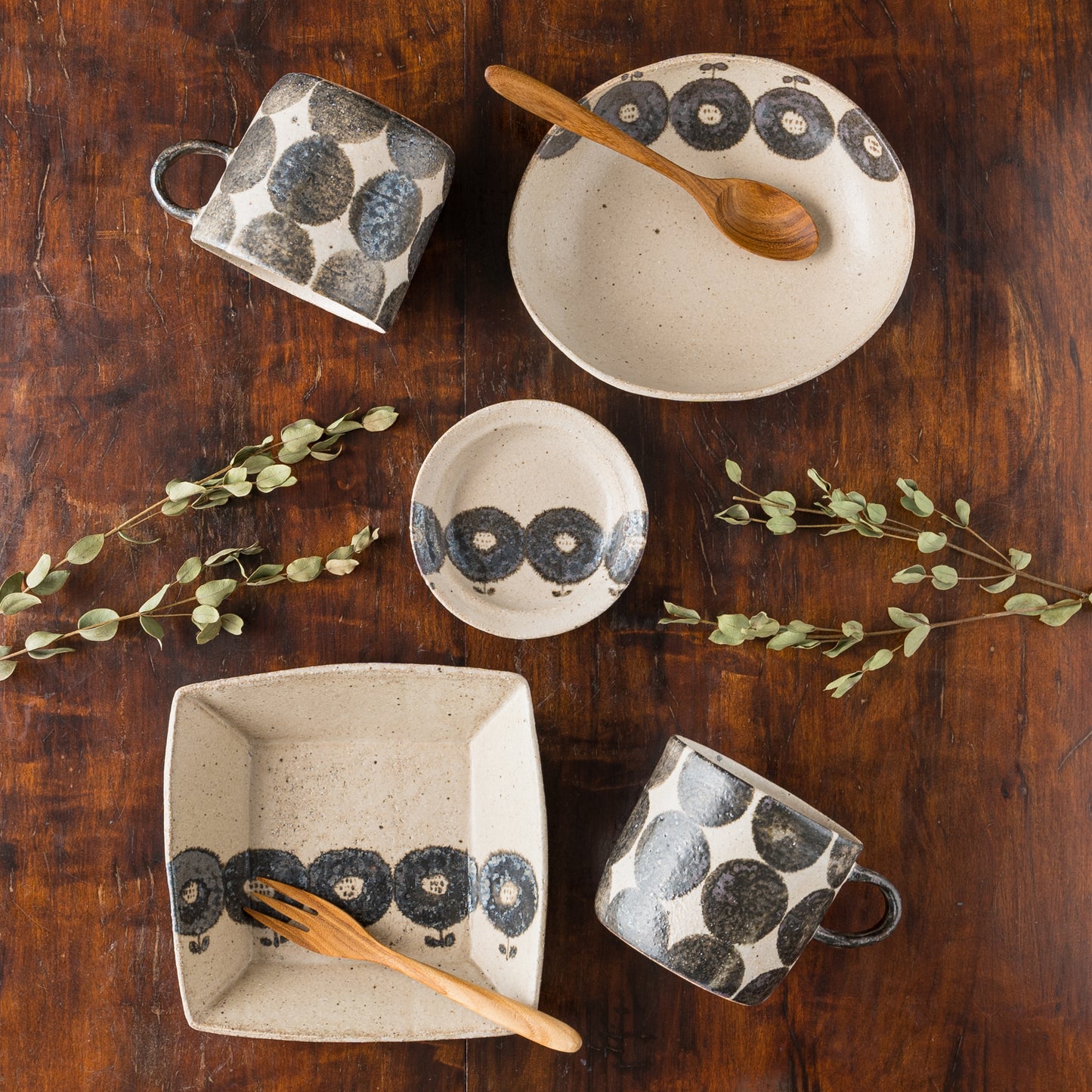 豊かで温もりのある食卓になる岡村朝子さんの器