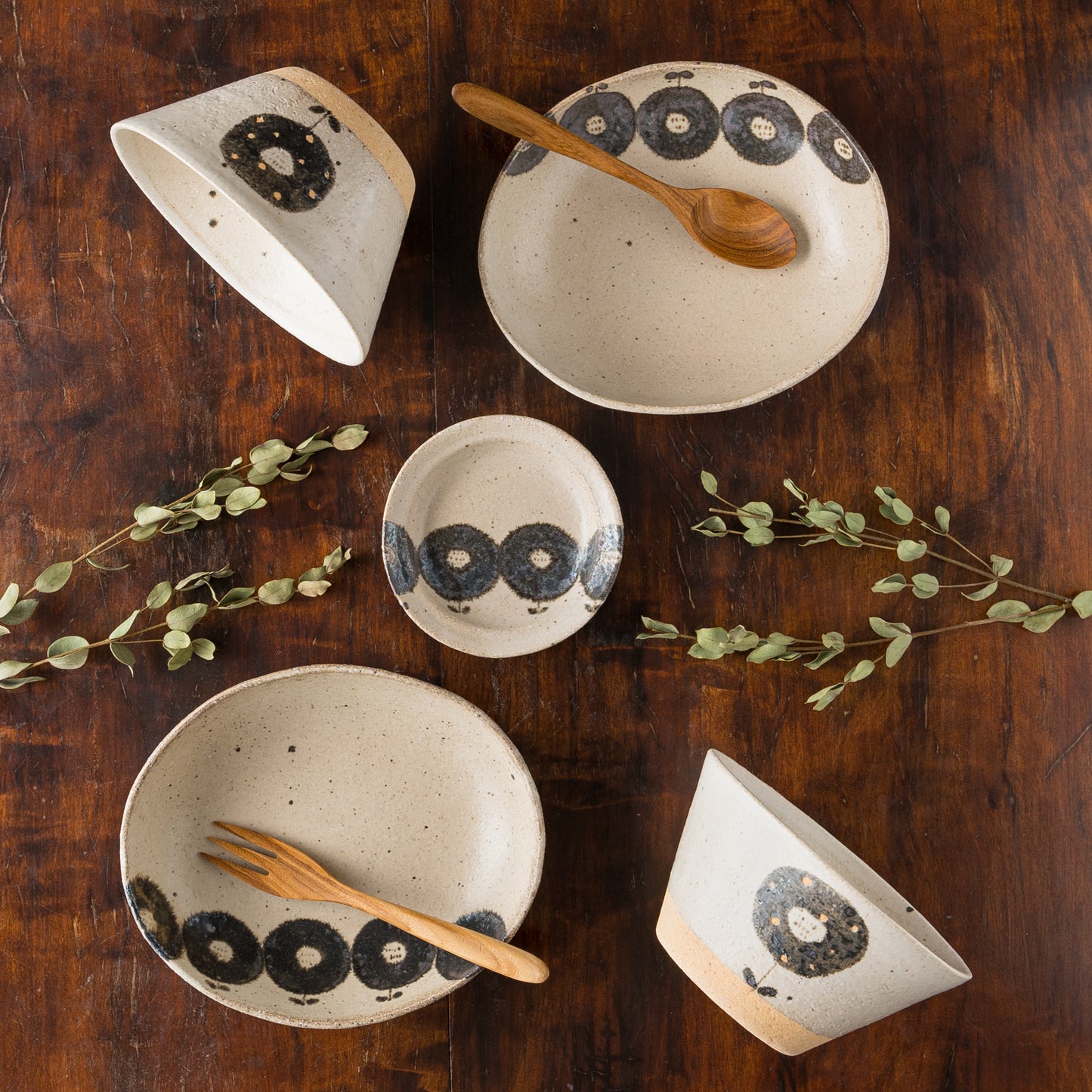 テーブルに温もりを運んでくれる岡村朝子さんの器