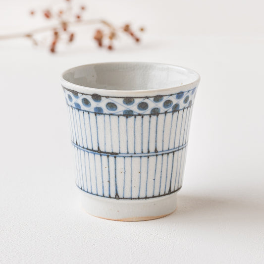 ふんわり優しい青が素敵な陶彩窯の花垣文湯吞み