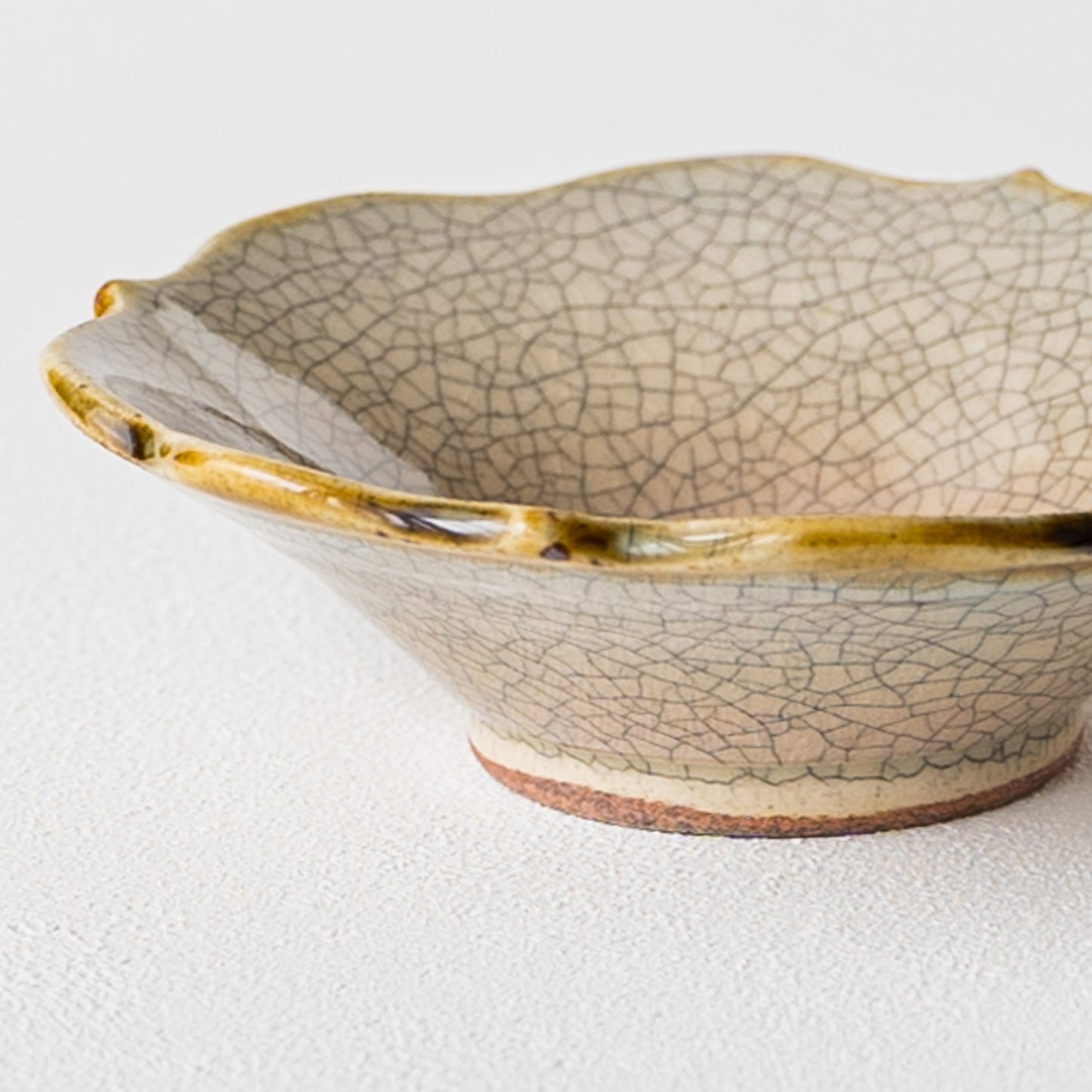 食卓を素敵にしてくれるはなクラフトの墨入貫入輪花小鉢