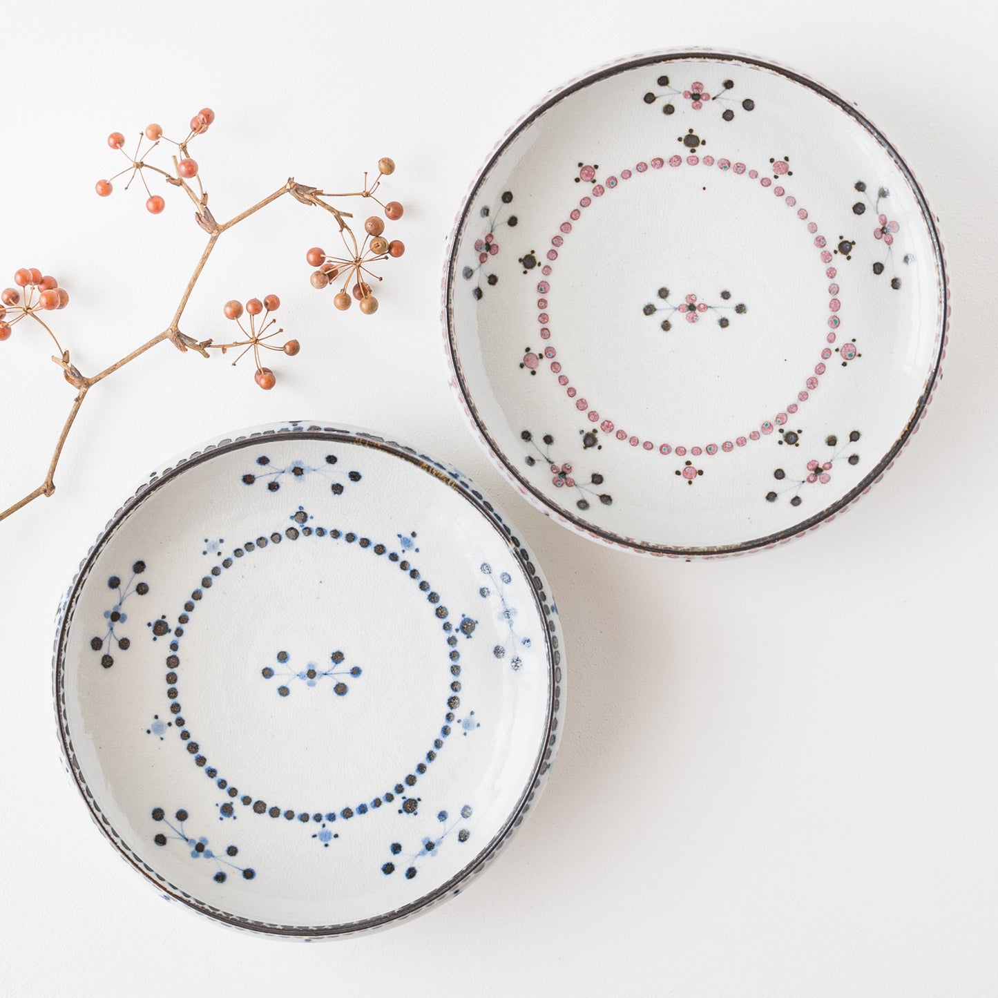 ふんわり優しい赤と青の小花文にほっこりする陶彩窯の小花文の7寸深皿