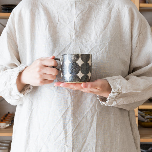 大きなドットが可愛い岡村朝子さんのマグ