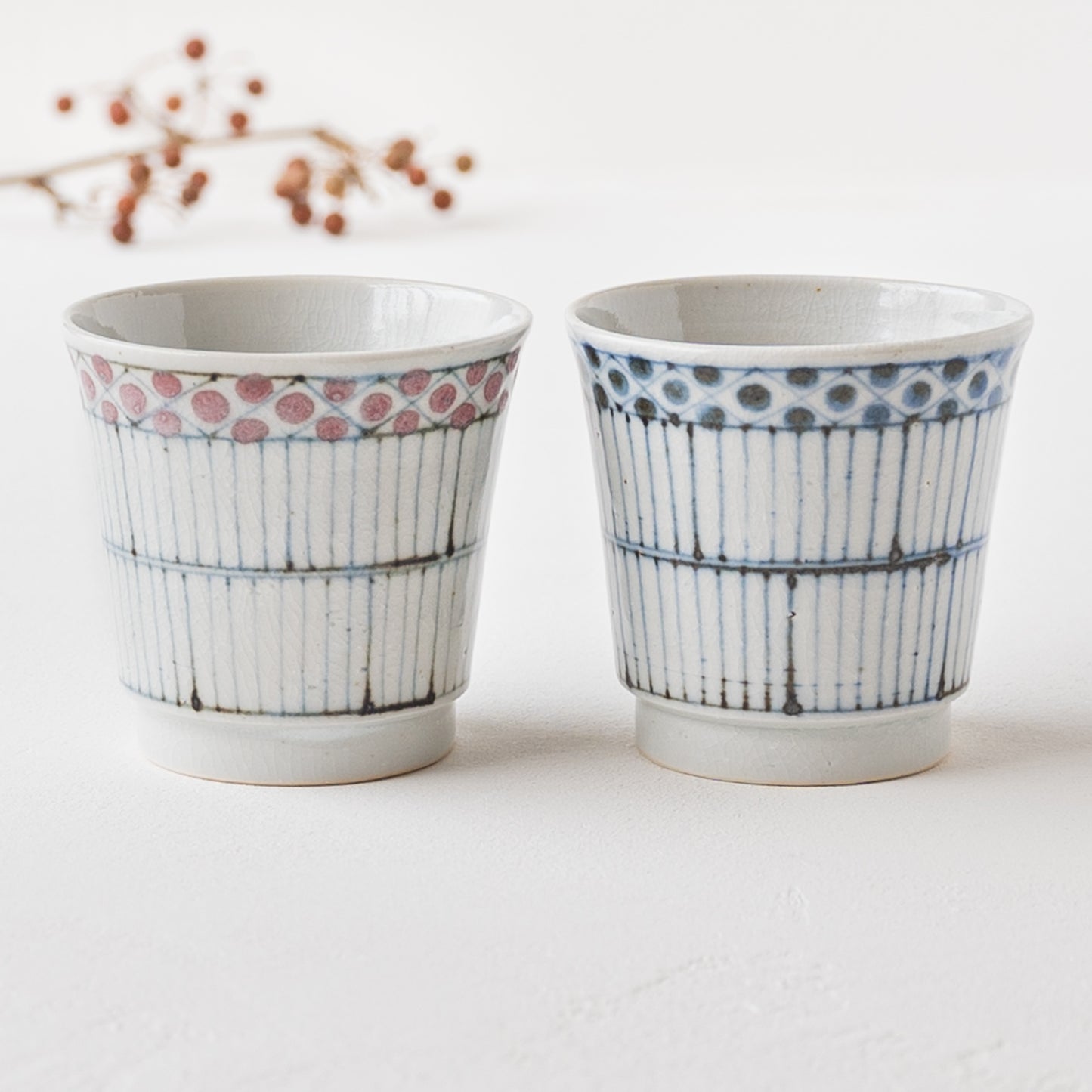 赤と青の花垣文模様がふんわりやさしい陶彩窯の湯吞み