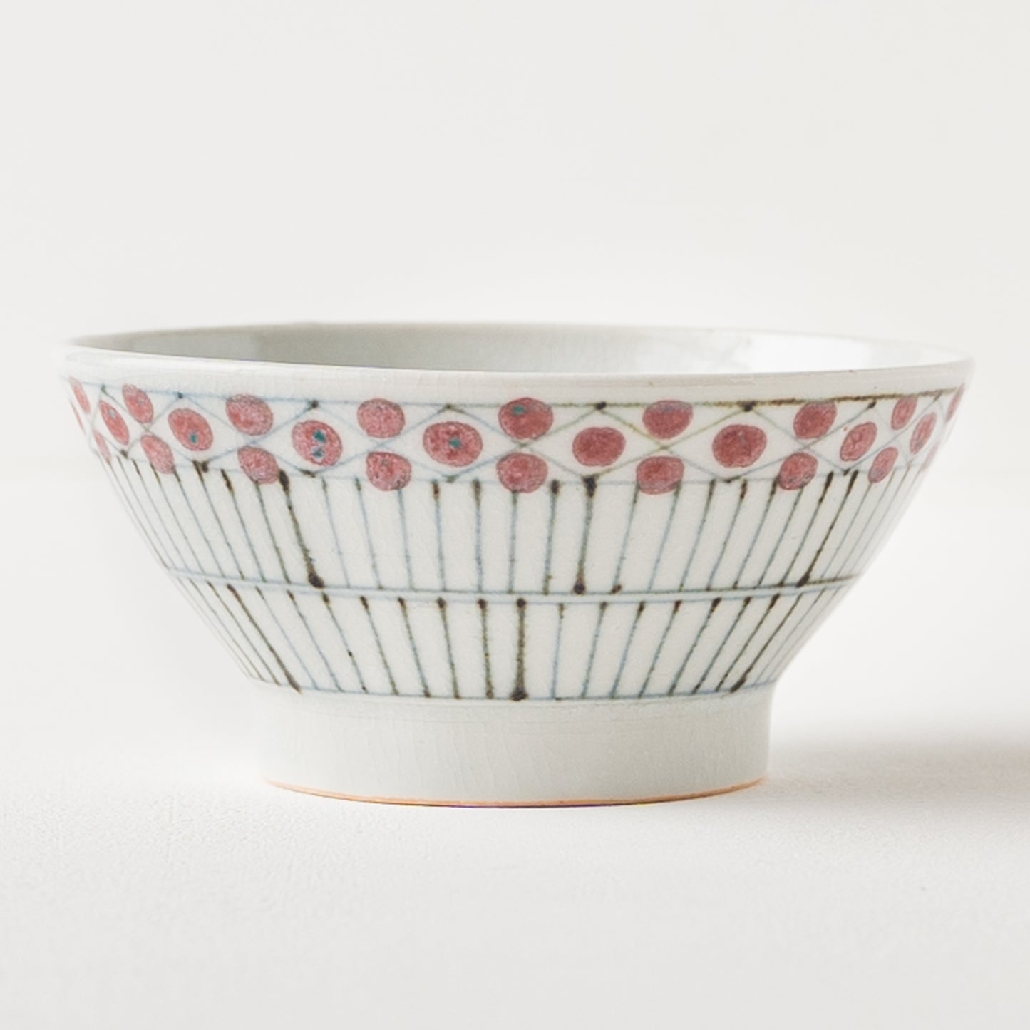 赤い花垣文にほっこり癒される砥部焼陶彩窯のめし碗