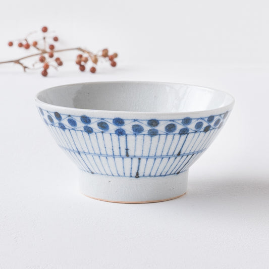 淡い青が素敵な陶彩窯の花垣文めし碗