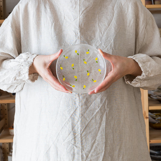 テーブルが可愛くなる石塚悠さんのレモン柄ガラス小皿