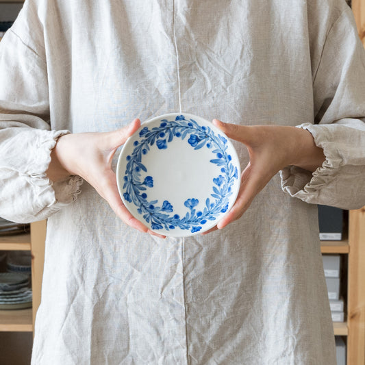 かわいい花冠をつけているような田中志保さんの花模様の小皿