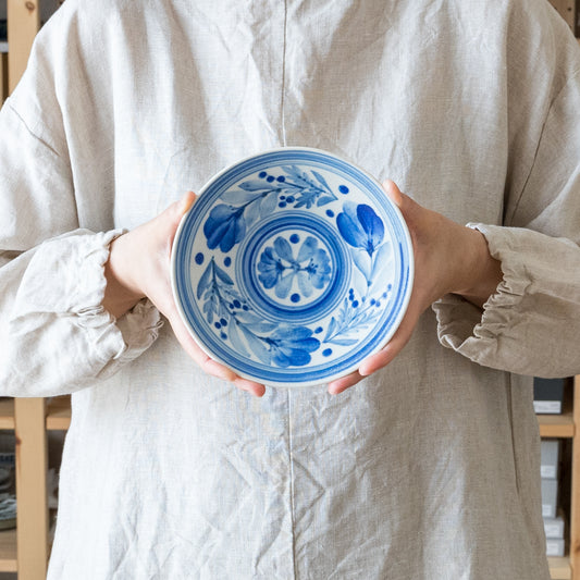 エレガントな花模様が目を引く田中志保さんの中鉢