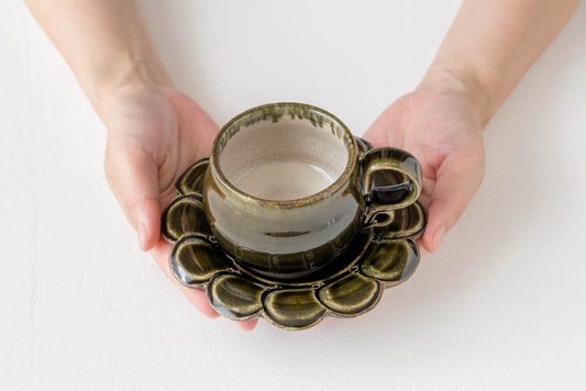 ルリアメ工房のオリーブ色釉のカップ&ソーサー