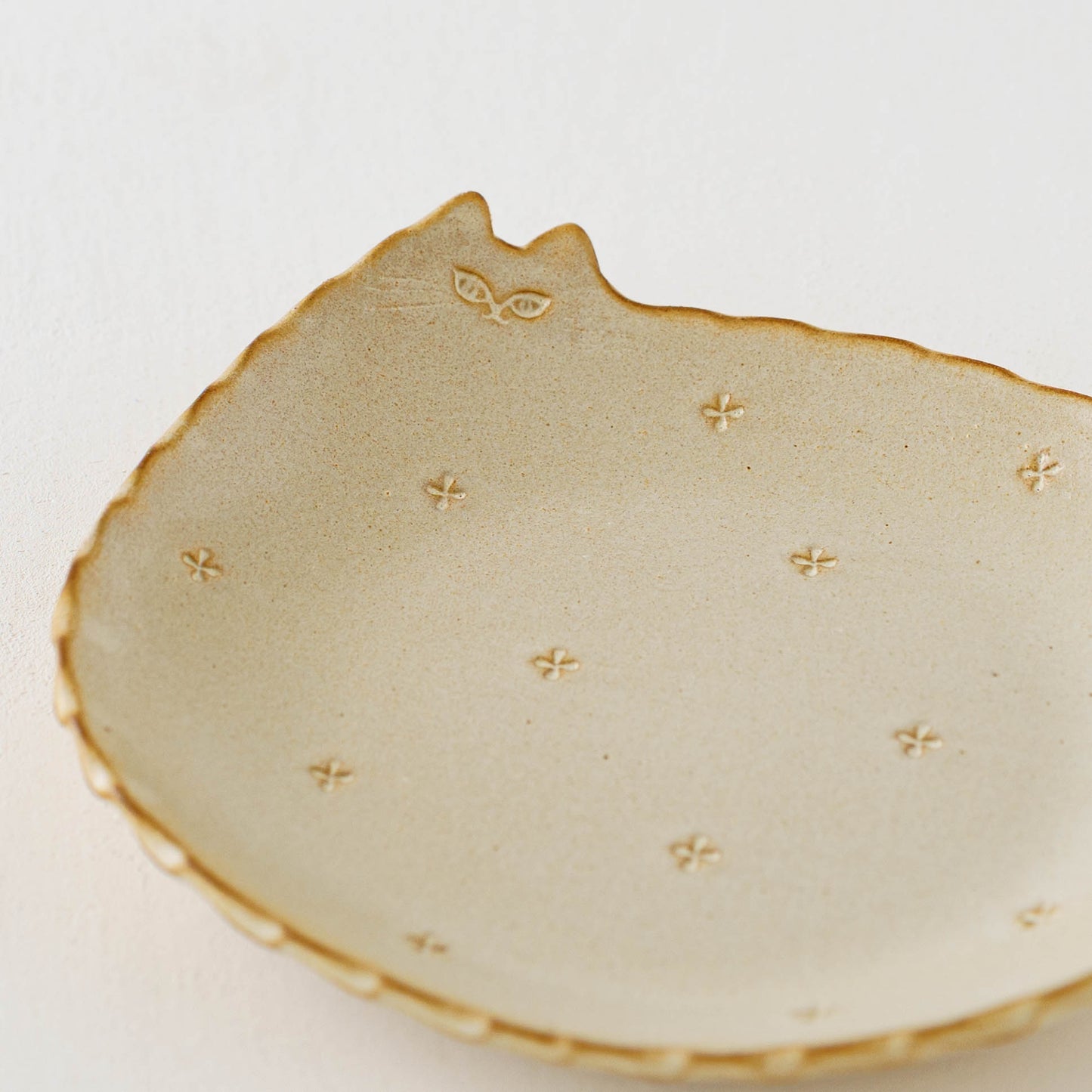 ねこさん皿　小花　大｜アトリエ モノラー