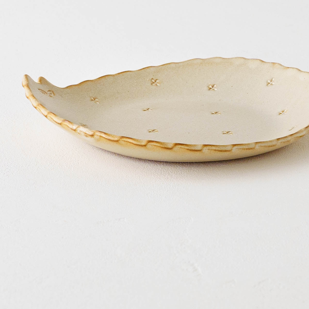 ねこさん皿　小花　大｜アトリエ モノラー