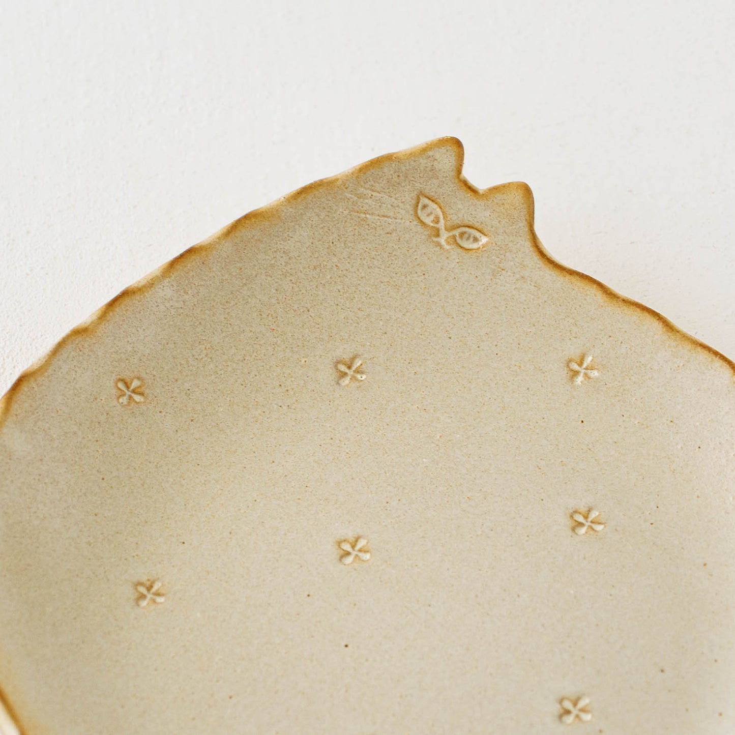 ねこさん皿　小花　大｜アトリエ モノラー