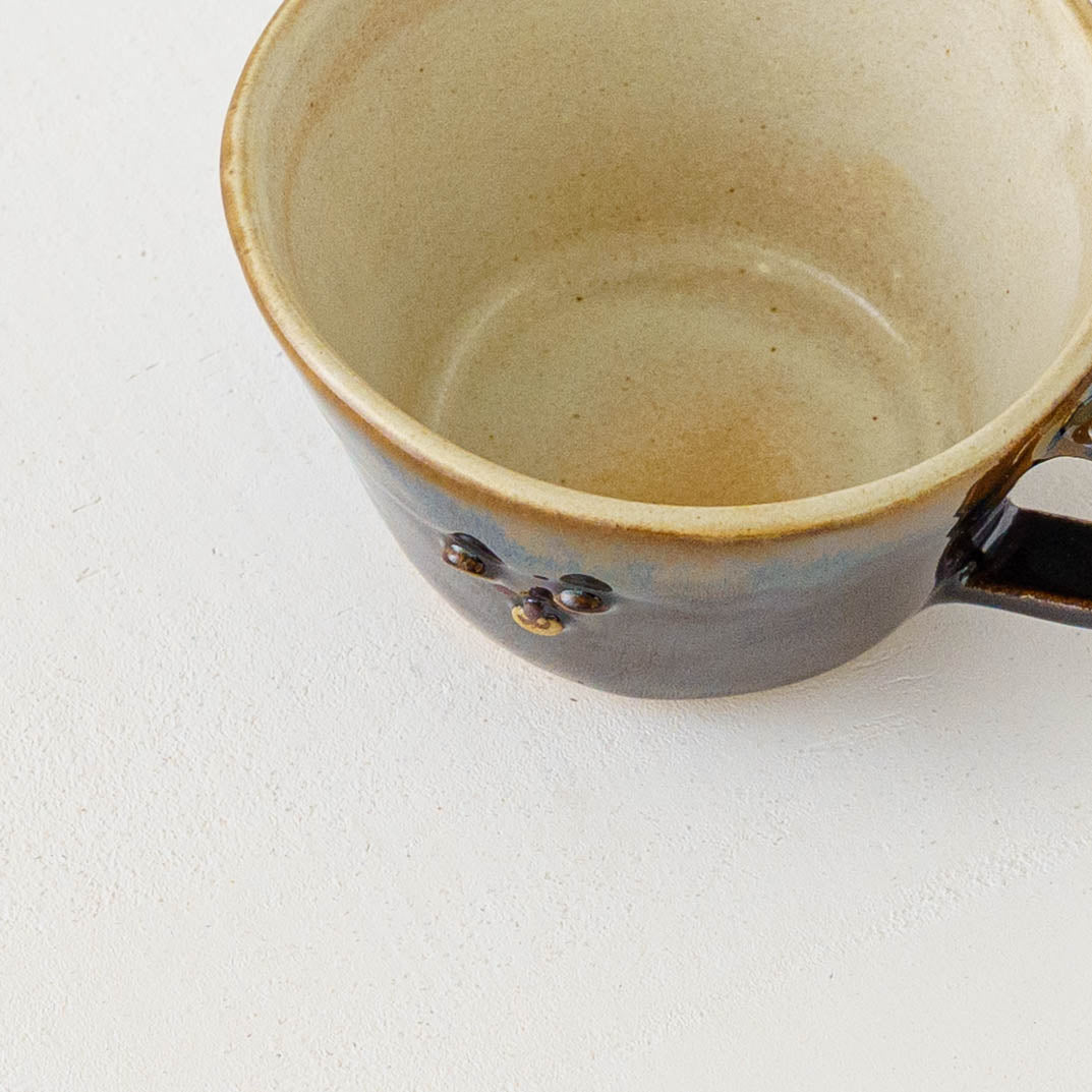 くまさんマグ　茶｜アトリエ モノラー