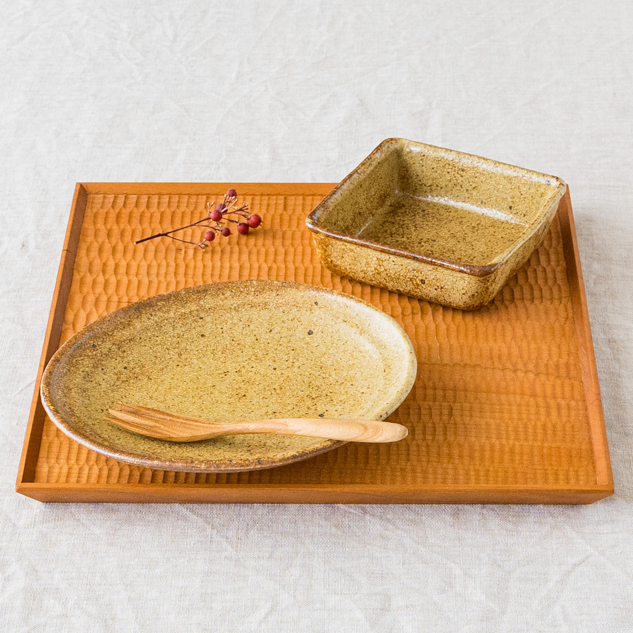 庄司理恵さんのわら灰角鉢とオーバル小