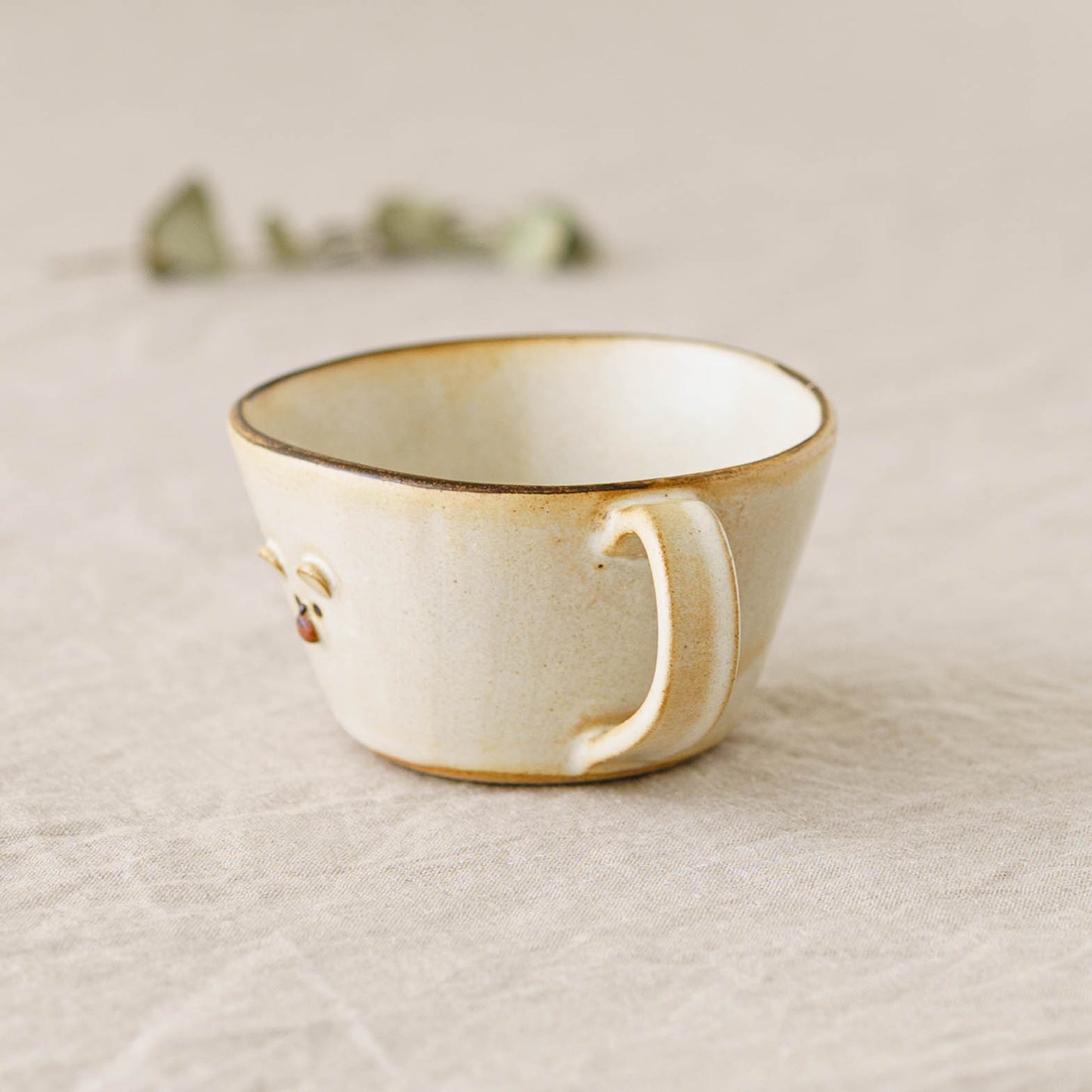 くまさんマグ　白｜アトリエ モノラー