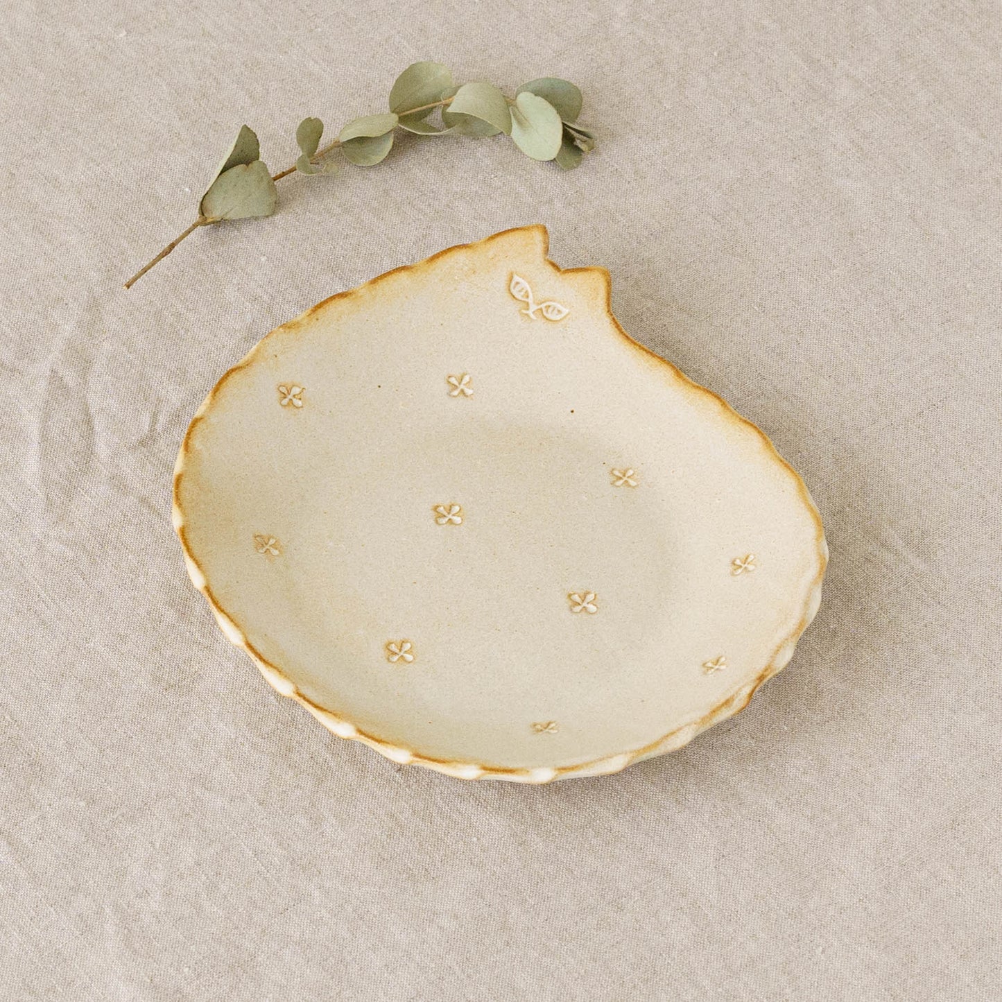 ねこさん皿　小花　小｜アトリエ モノラー