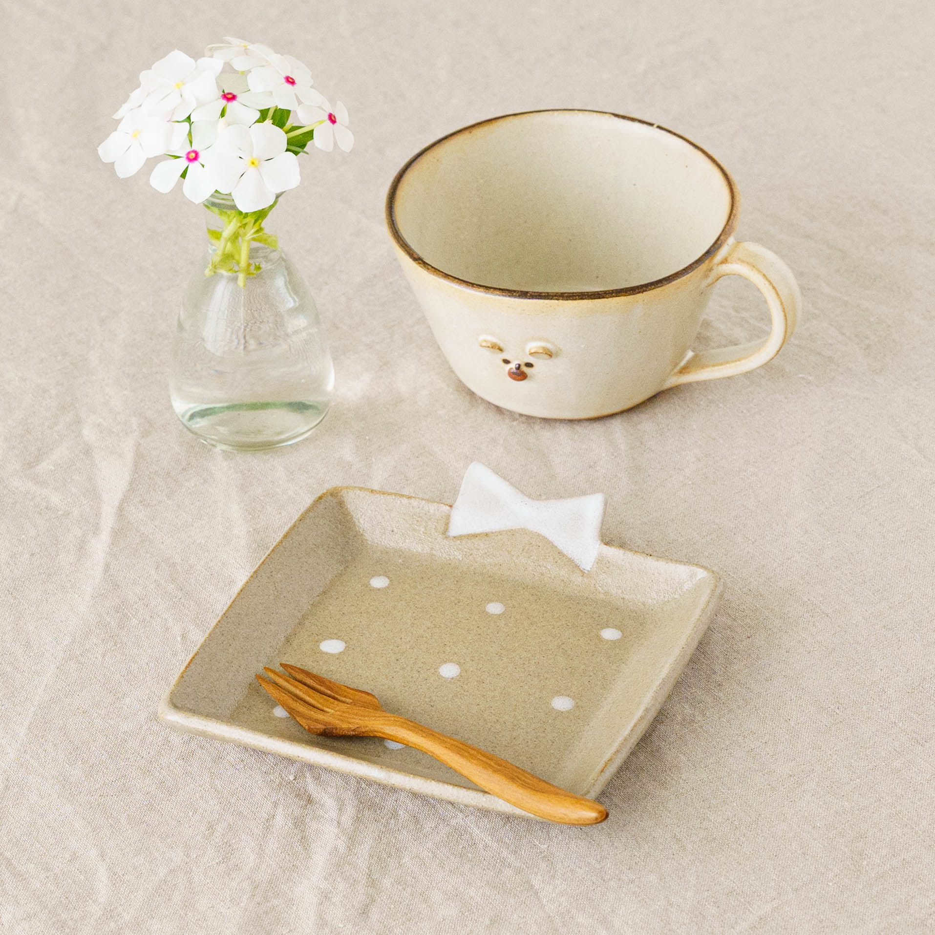 【エジプト民芸品】陶器のティーセット 置物 上品陶器ティーカップ＆ソーサー 4客セット 立体花型ティー