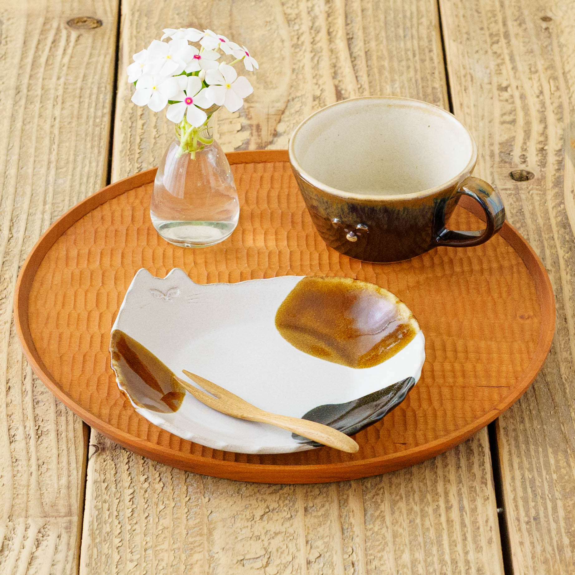 アトリエ モノラー ねこさん皿 ミケ 小｜作家もの和食器通販 四季折折