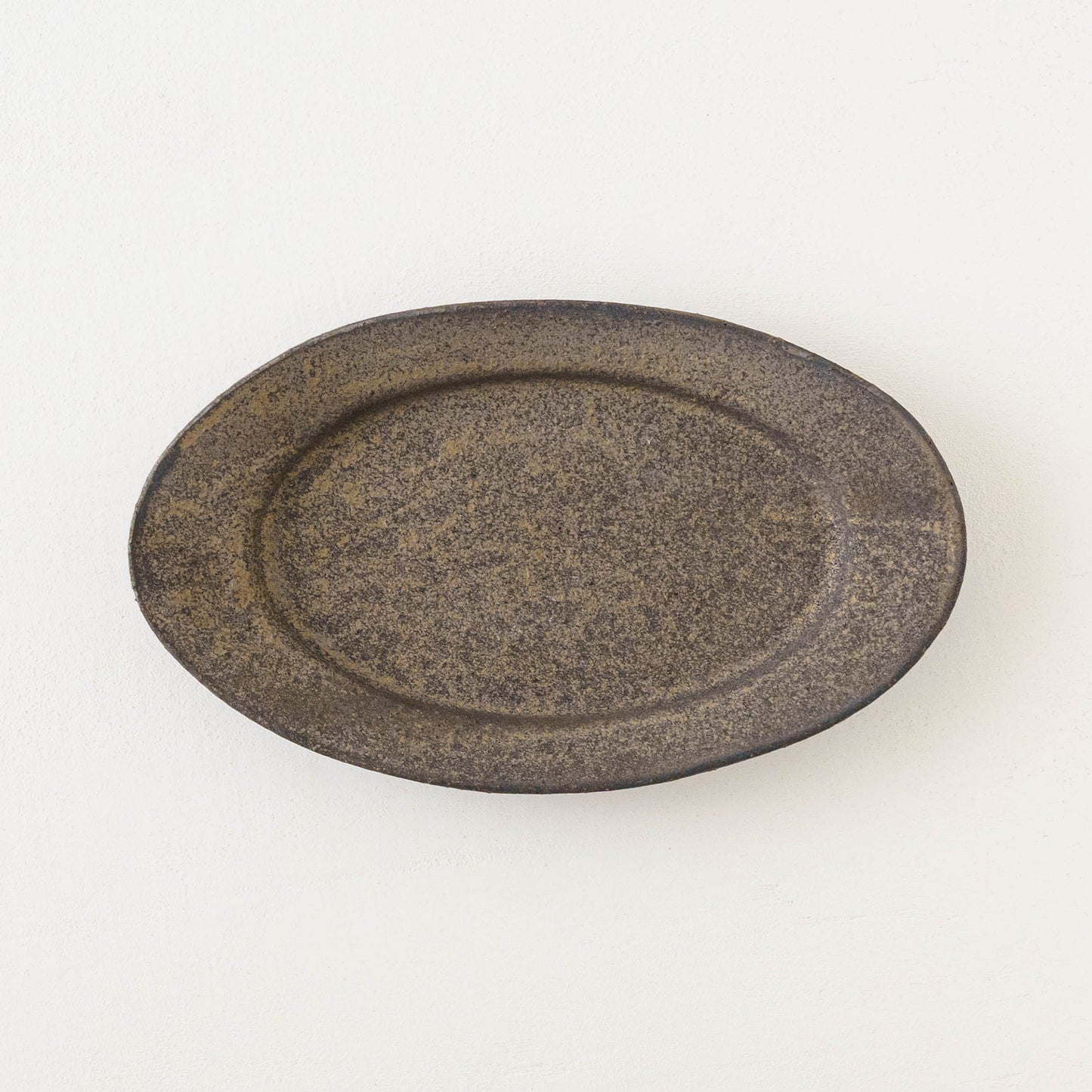 鉄釉　リムオーバルプレート　M｜冨部咲喜子