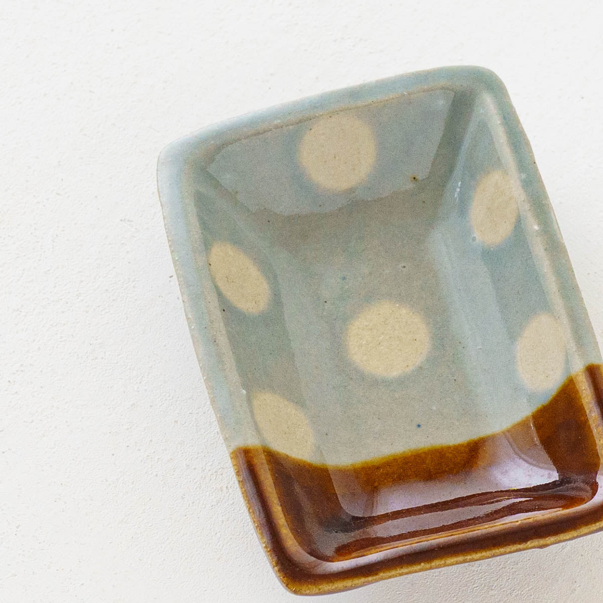 しょうゆ皿　ドット柄　水色 x 飴釉｜榎田若葉　えのきだ窯