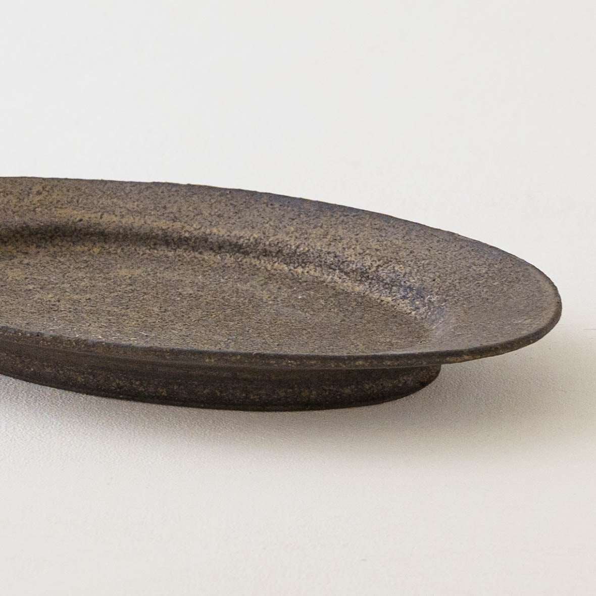 鉄釉　リムオーバルプレート　M｜冨部咲喜子