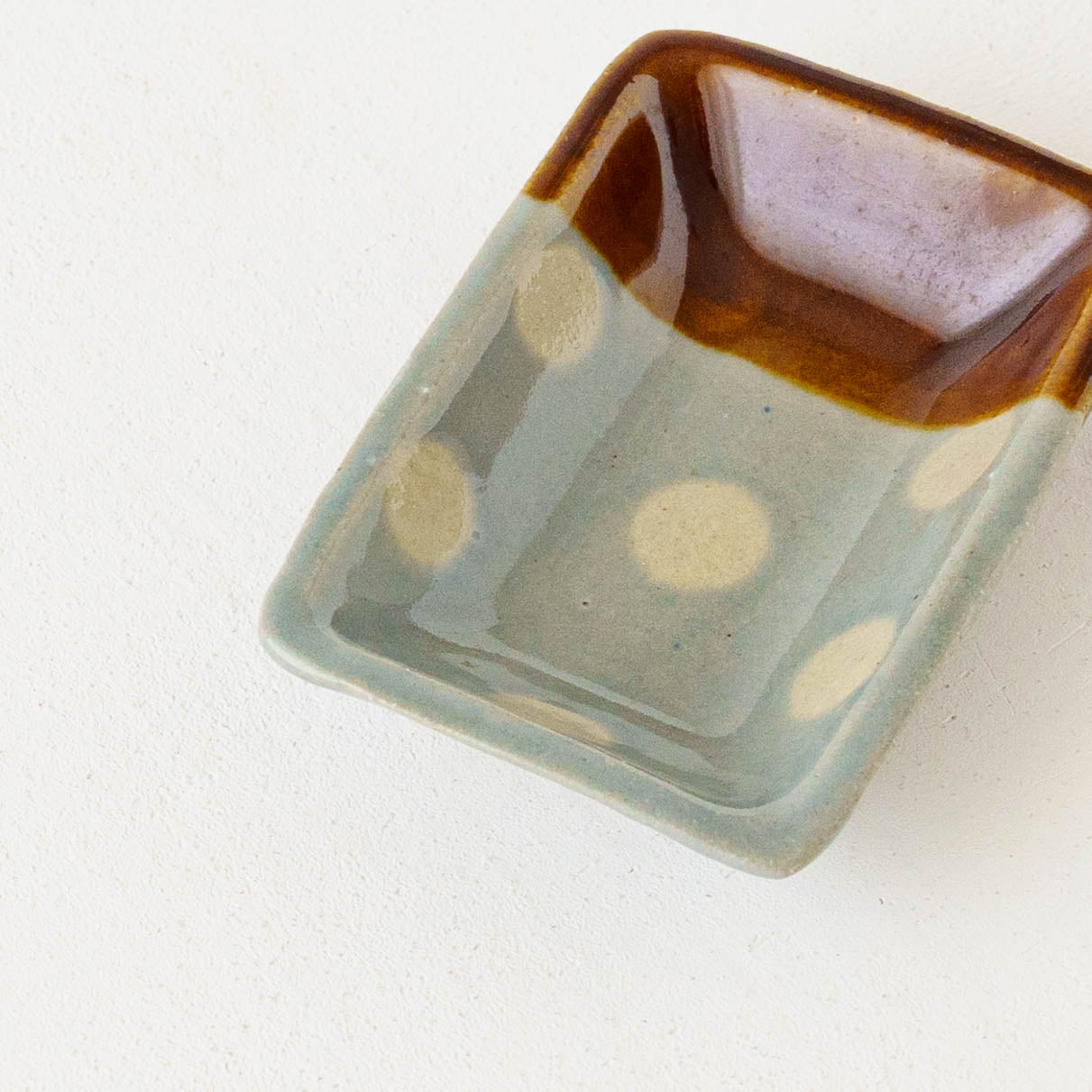 しょうゆ皿　ドット柄　水色 x 飴釉｜榎田若葉　えのきだ窯