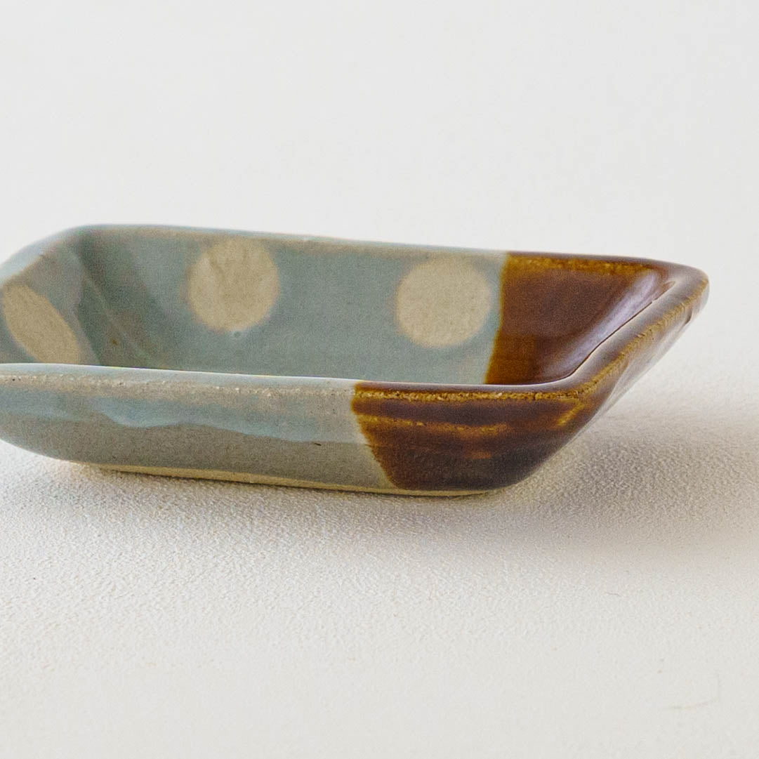 しょうゆ皿　ドット柄　水色 x 飴釉｜榎田若葉　えのきだ窯