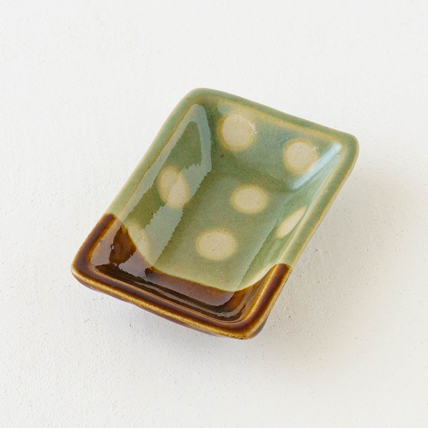 しょうゆ皿　ドット柄　緑色 x 飴釉｜榎田若葉　えのきだ窯