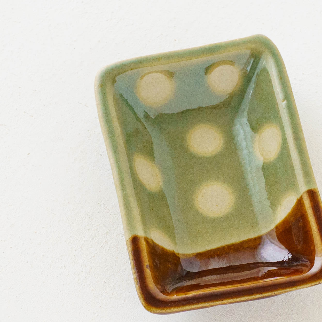 しょうゆ皿　ドット柄　緑色 x 飴釉｜榎田若葉　えのきだ窯