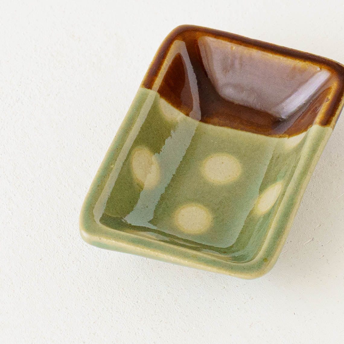 しょうゆ皿　ドット柄　緑色 x 飴釉｜榎田若葉　えのきだ窯