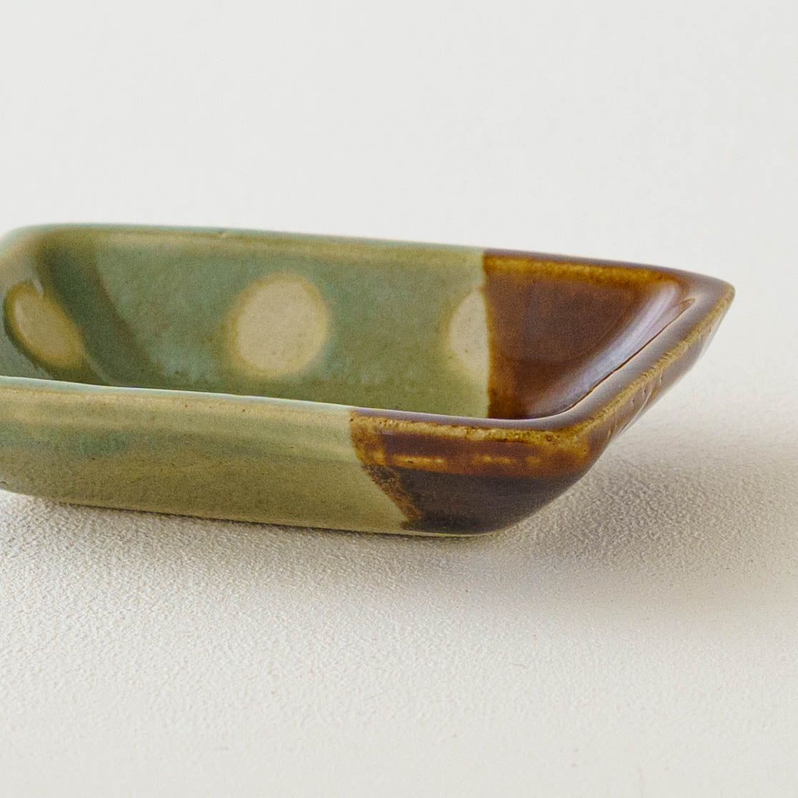 しょうゆ皿　ドット柄　緑色 x 飴釉｜榎田若葉　えのきだ窯