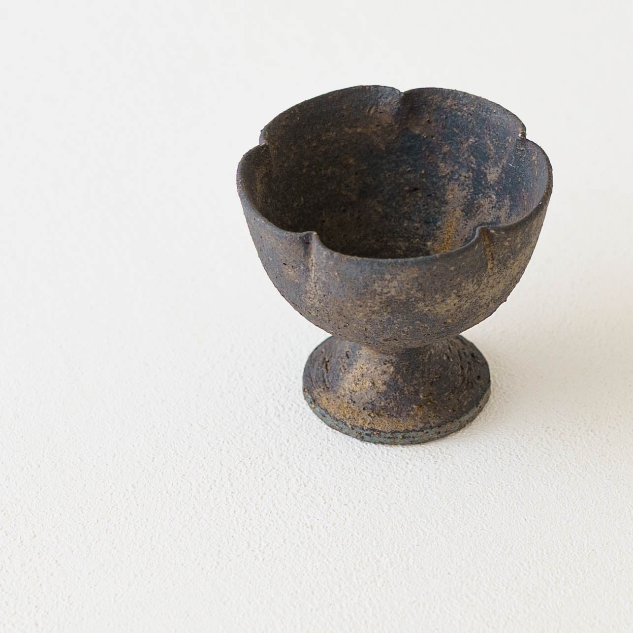 Flower bowl with foot S brown | Sakiko Tomibe