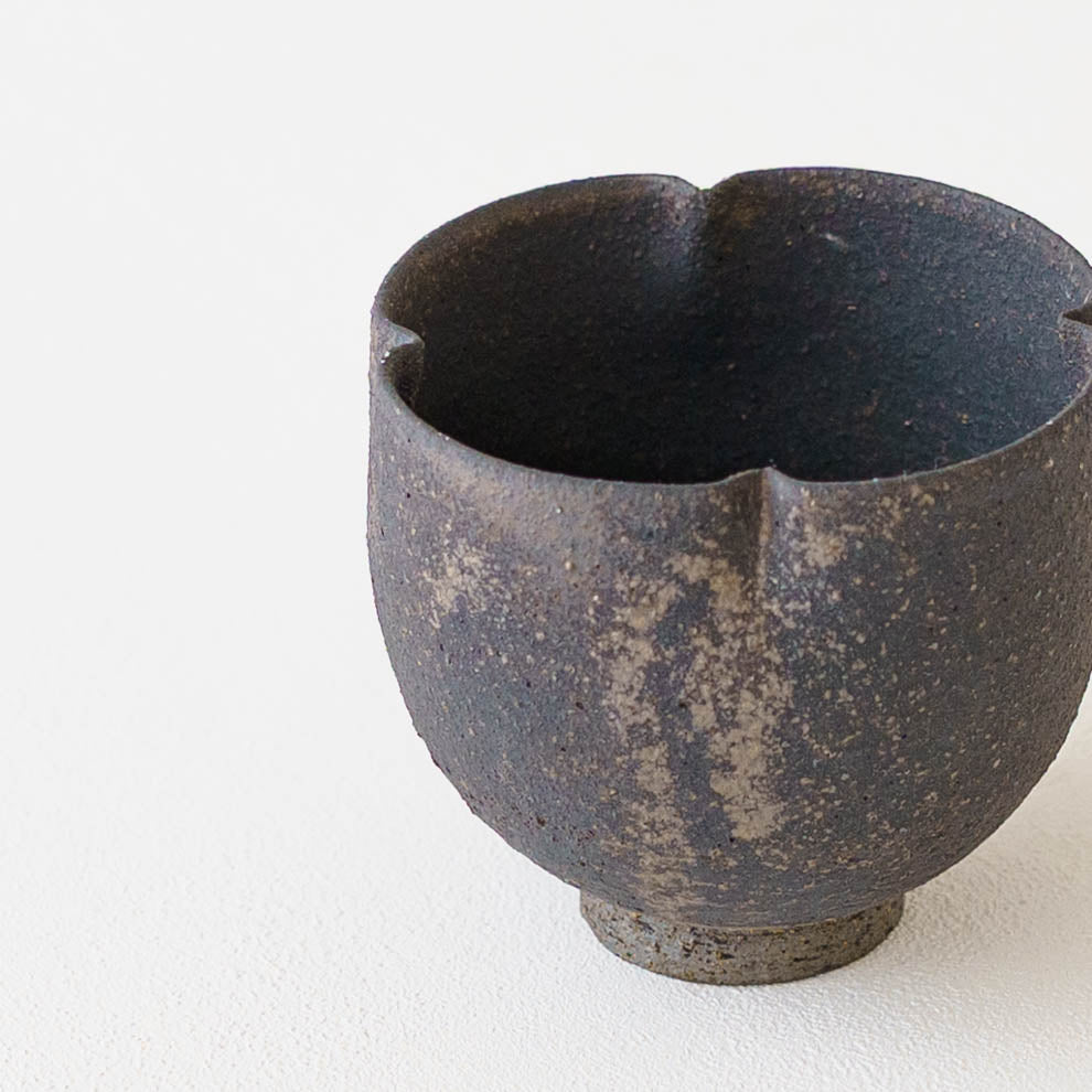陶芸作家 冨部咲喜子 鉄釉 輪花カップ｜作家もののうつわ通販 四季折折