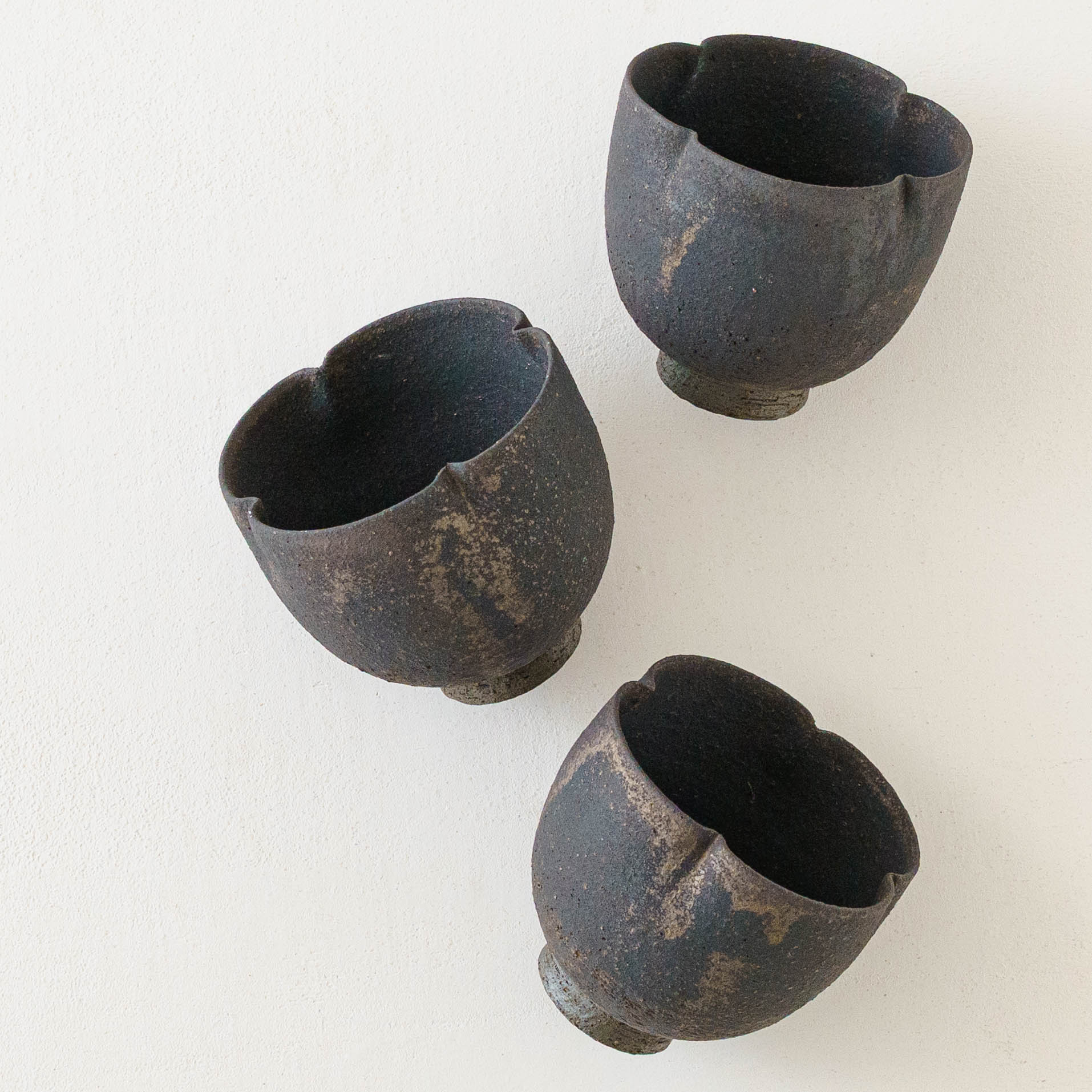 陶芸作家 冨部咲喜子 鉄釉 輪花カップ｜作家もののうつわ通販 四季折折