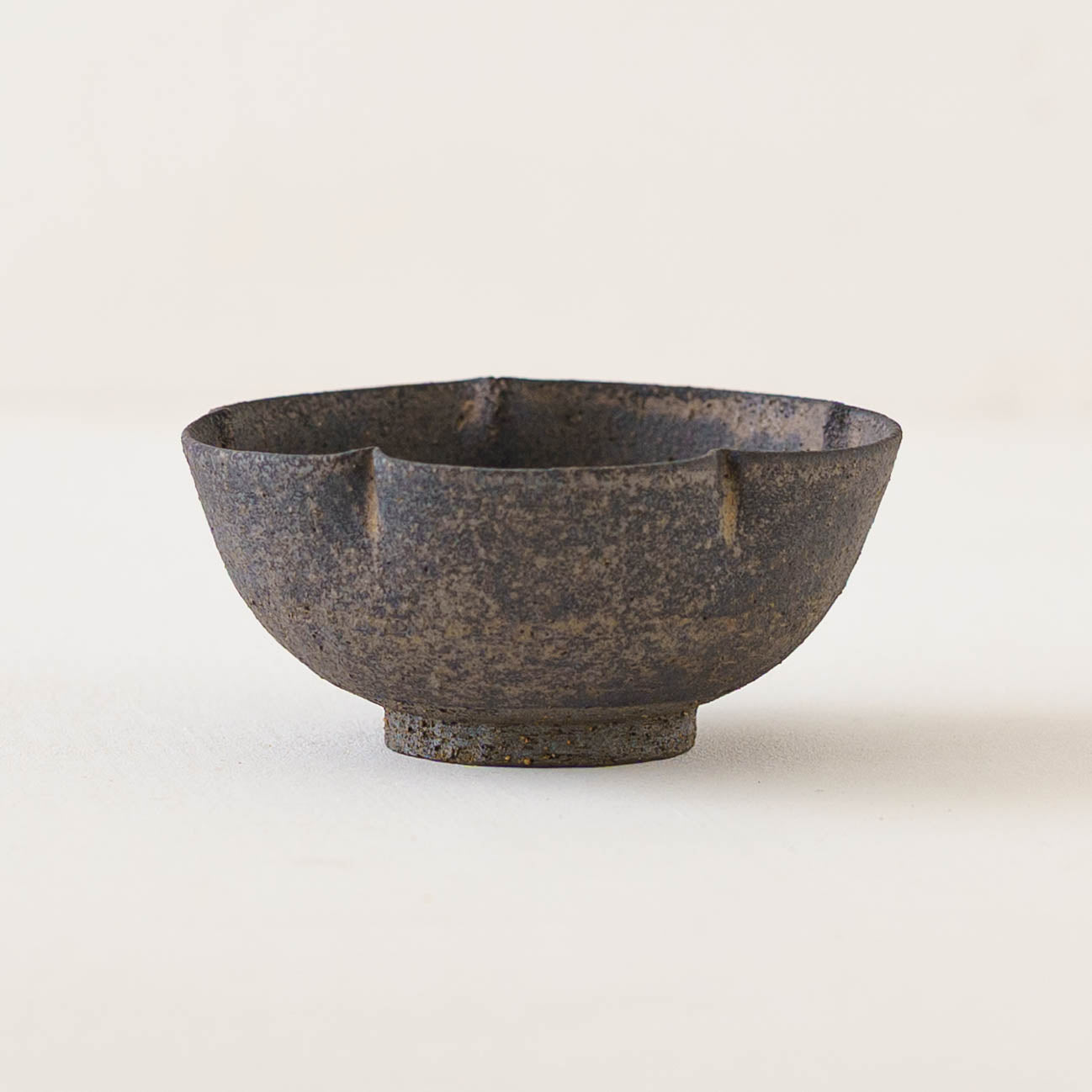 作家 冨部咲喜子 鉄釉 梅型小鉢｜作家もののうつわ通販 四季折折