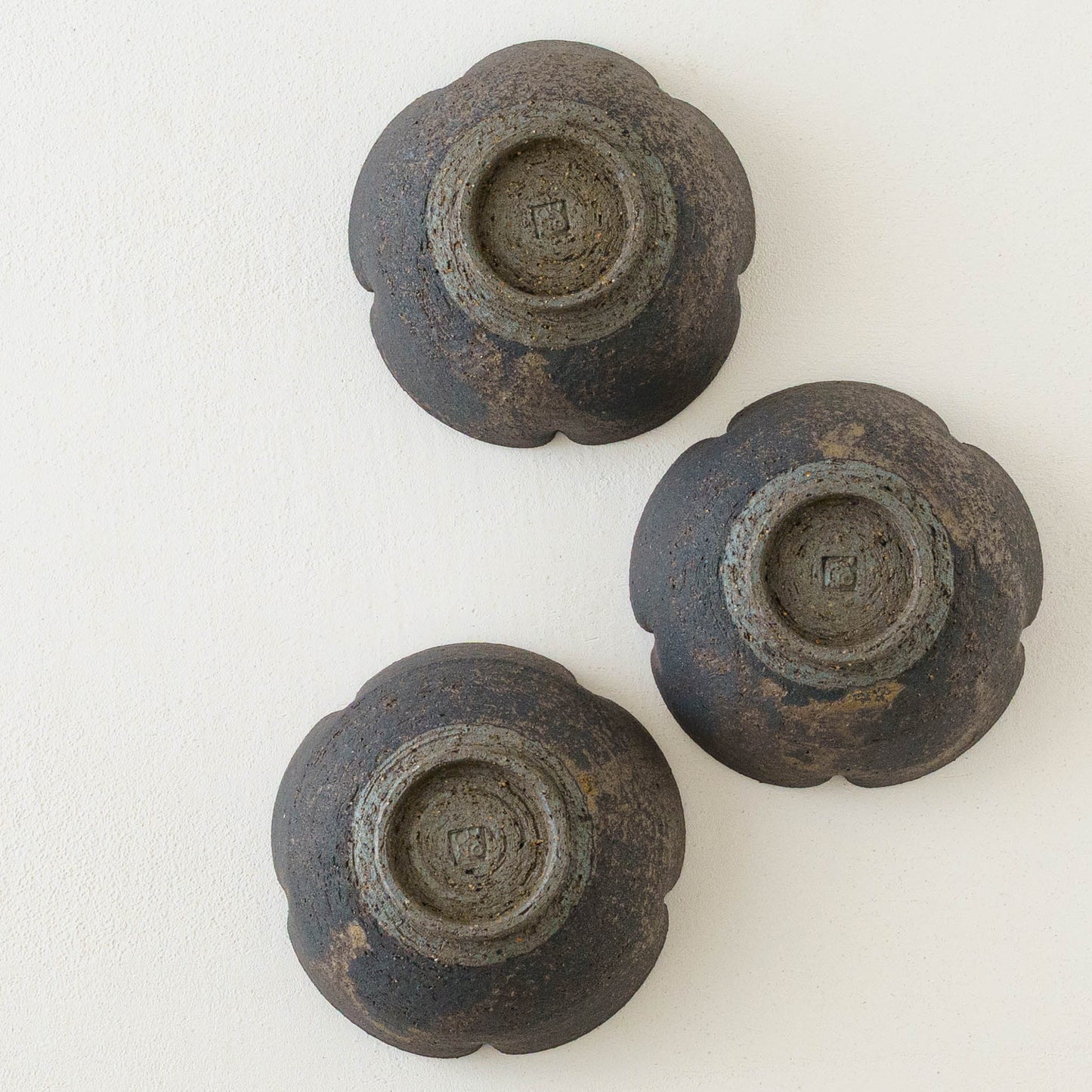 鉄釉　梅型小鉢｜冨部咲喜子