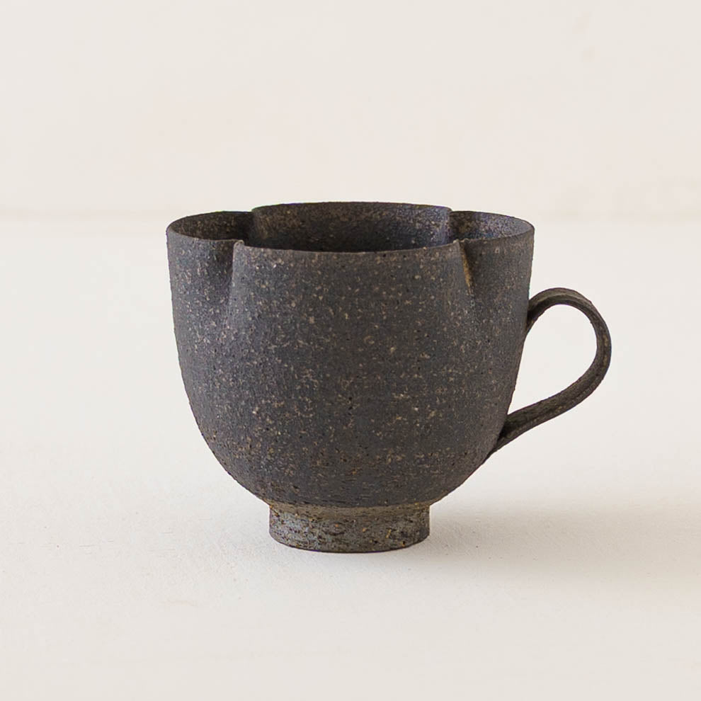 鉄釉　輪花マグ｜冨部咲喜子