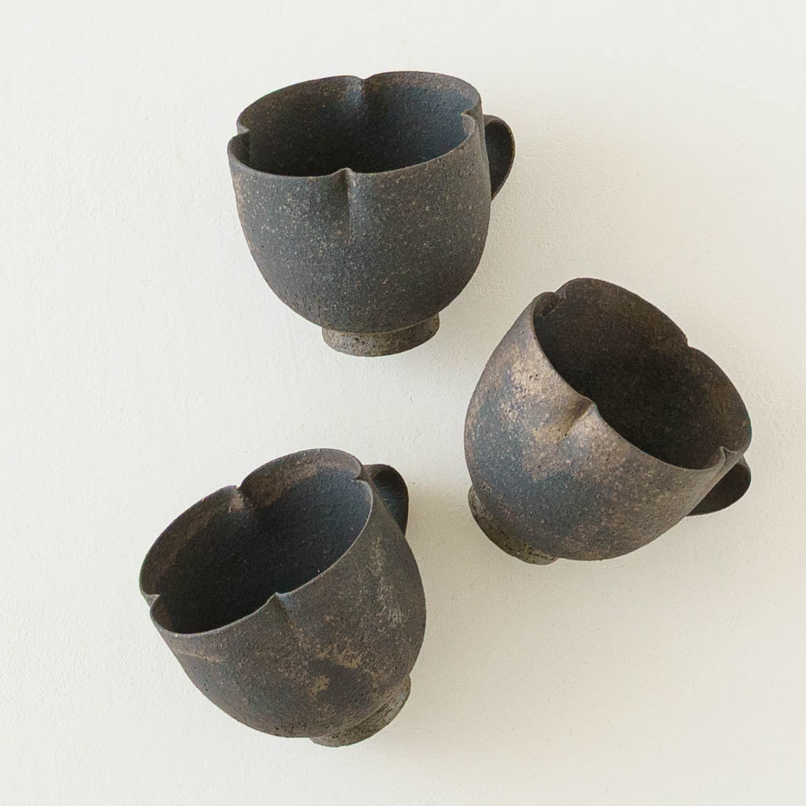未使用品　冨部咲喜子　鉄釉　たわみ鉢　4寸　ペア　器　作家　陶芸　茶器　酒器 作家 冨部咲喜子 鉄釉 中鉢｜作家もののうつわ通販 四季折折 – 四季折