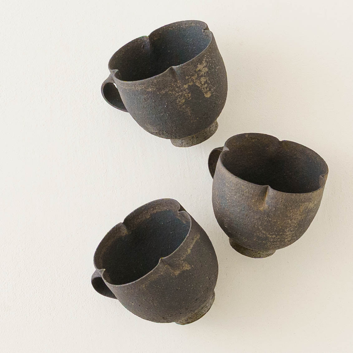 鉄釉　輪花マグ｜冨部咲喜子