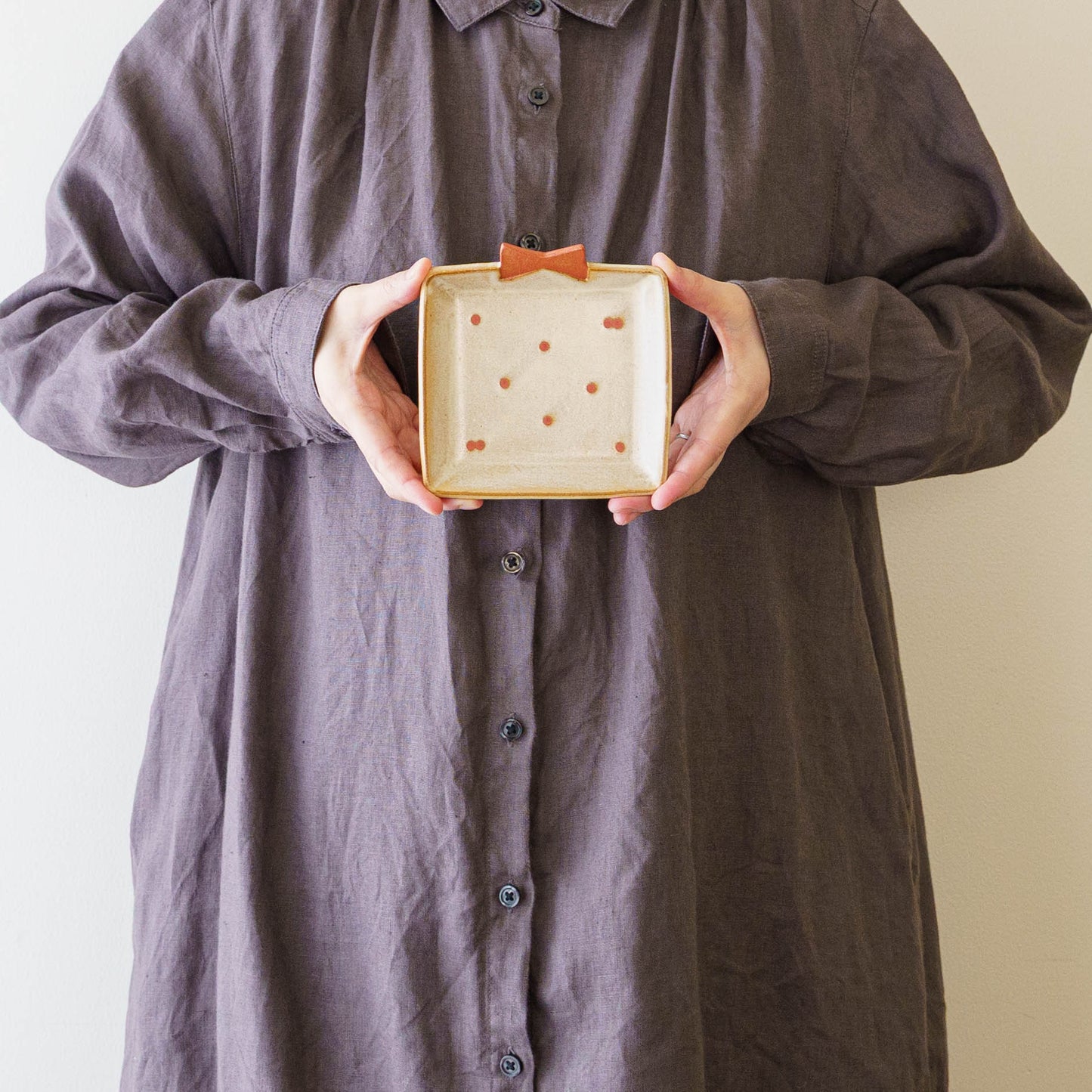 プレゼントのお皿　生成 x 赤ドット｜アトリエ モノラー