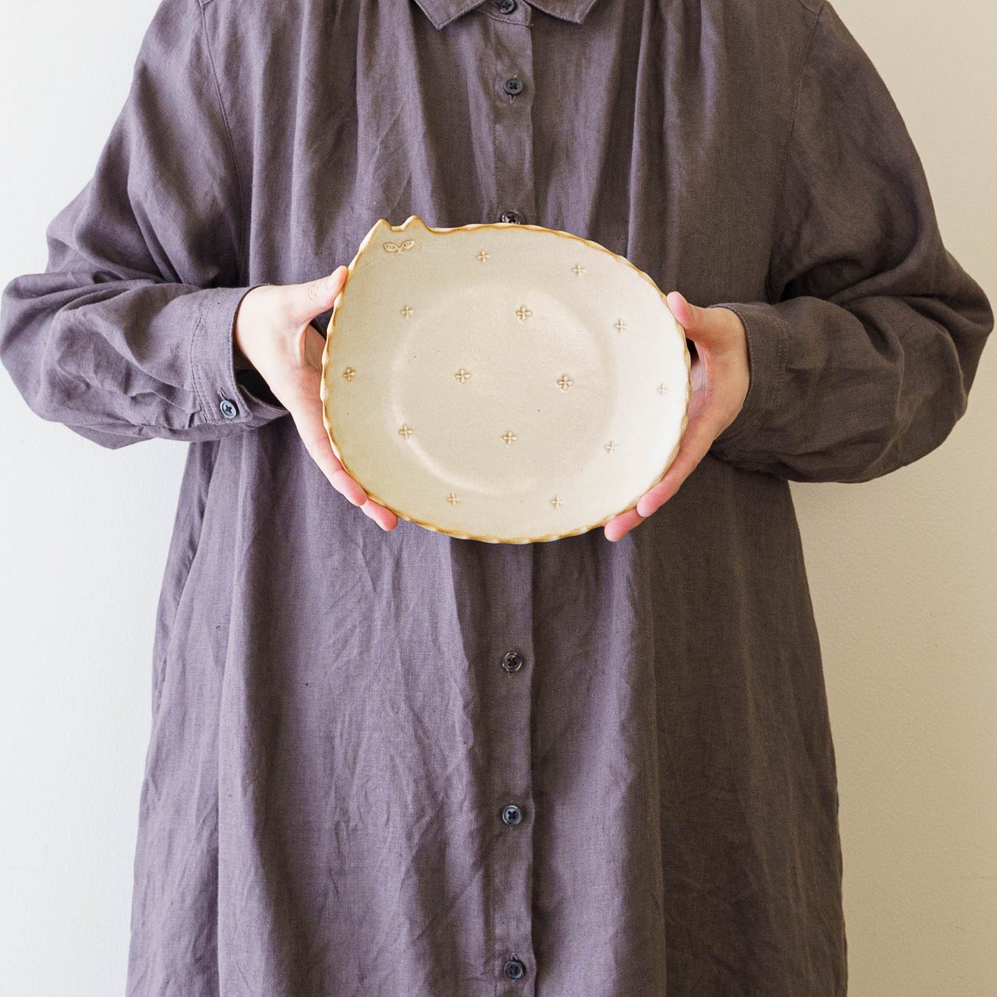 ねこさん皿　小花　大｜アトリエ モノラー