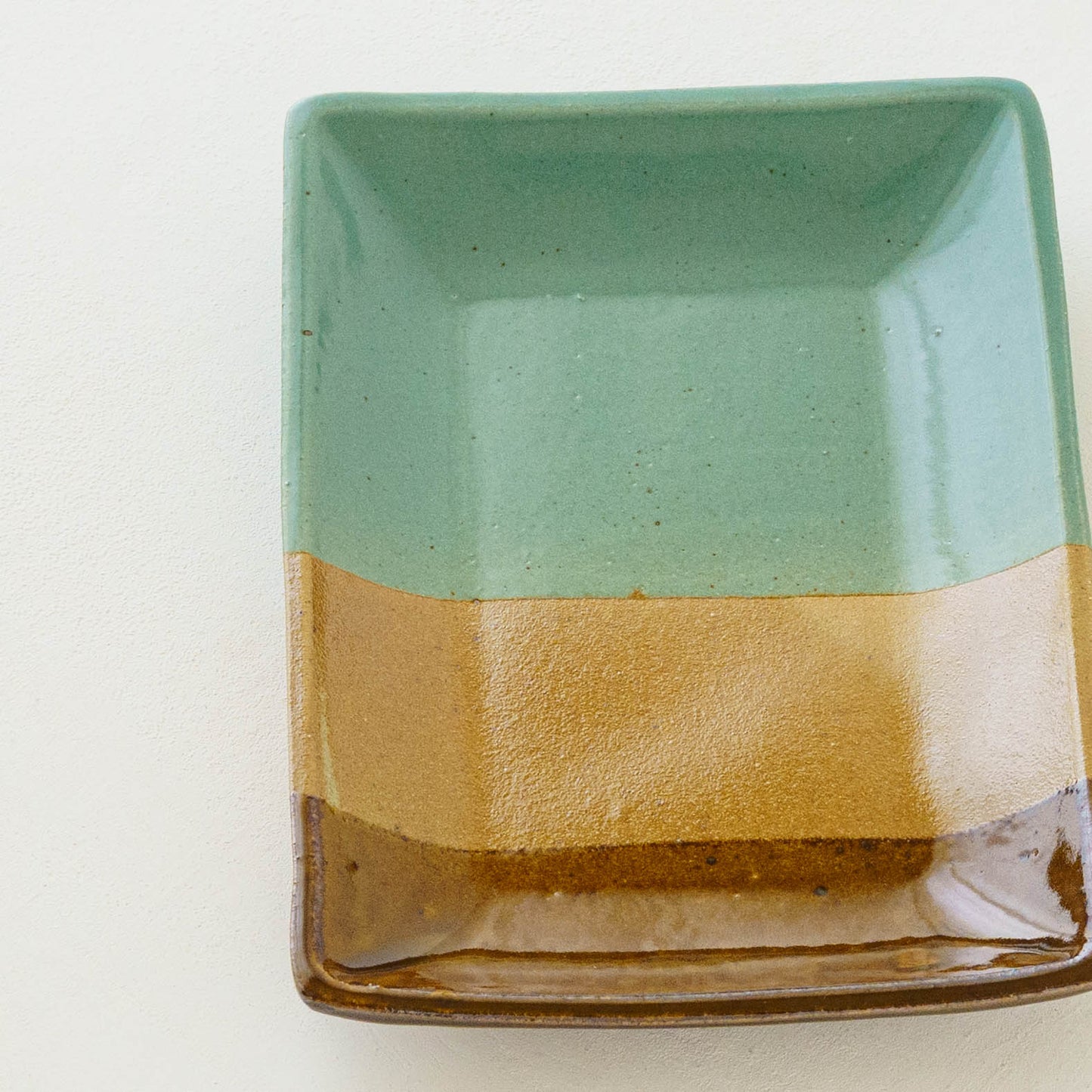 四角皿　掛け分け　飴釉 x 並白釉 x 緑釉｜榎田智　えのきだ窯