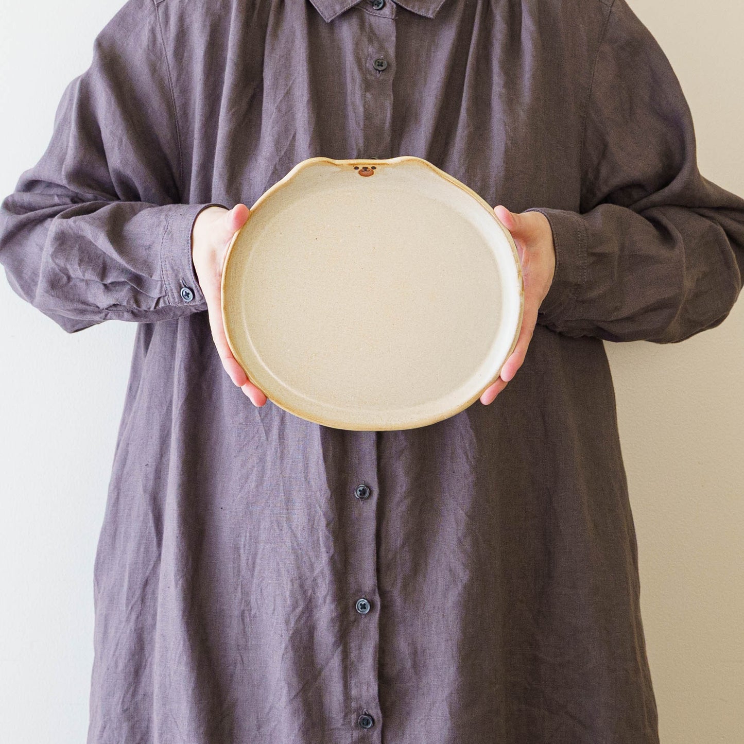 くまさん皿　白　大｜アトリエ モノラー