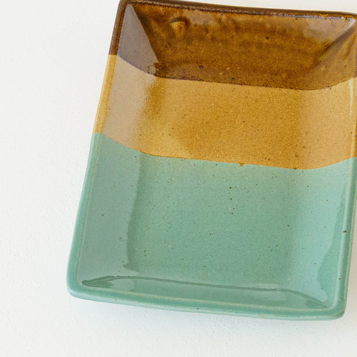 四角皿　掛け分け　飴釉 x 並白釉 x 緑釉｜榎田智　えのきだ窯