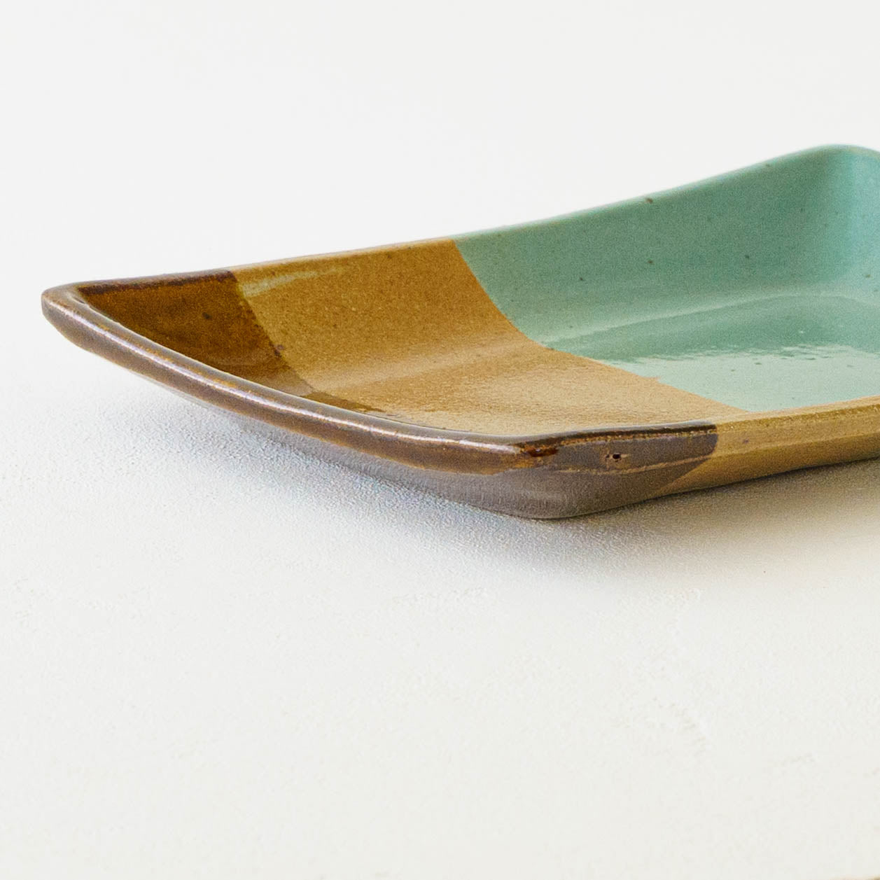 四角皿　掛け分け　飴釉 x 並白釉 x 緑釉｜榎田智　えのきだ窯