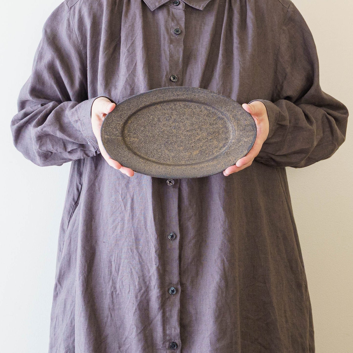 鉄釉　リムオーバルプレート　M｜冨部咲喜子