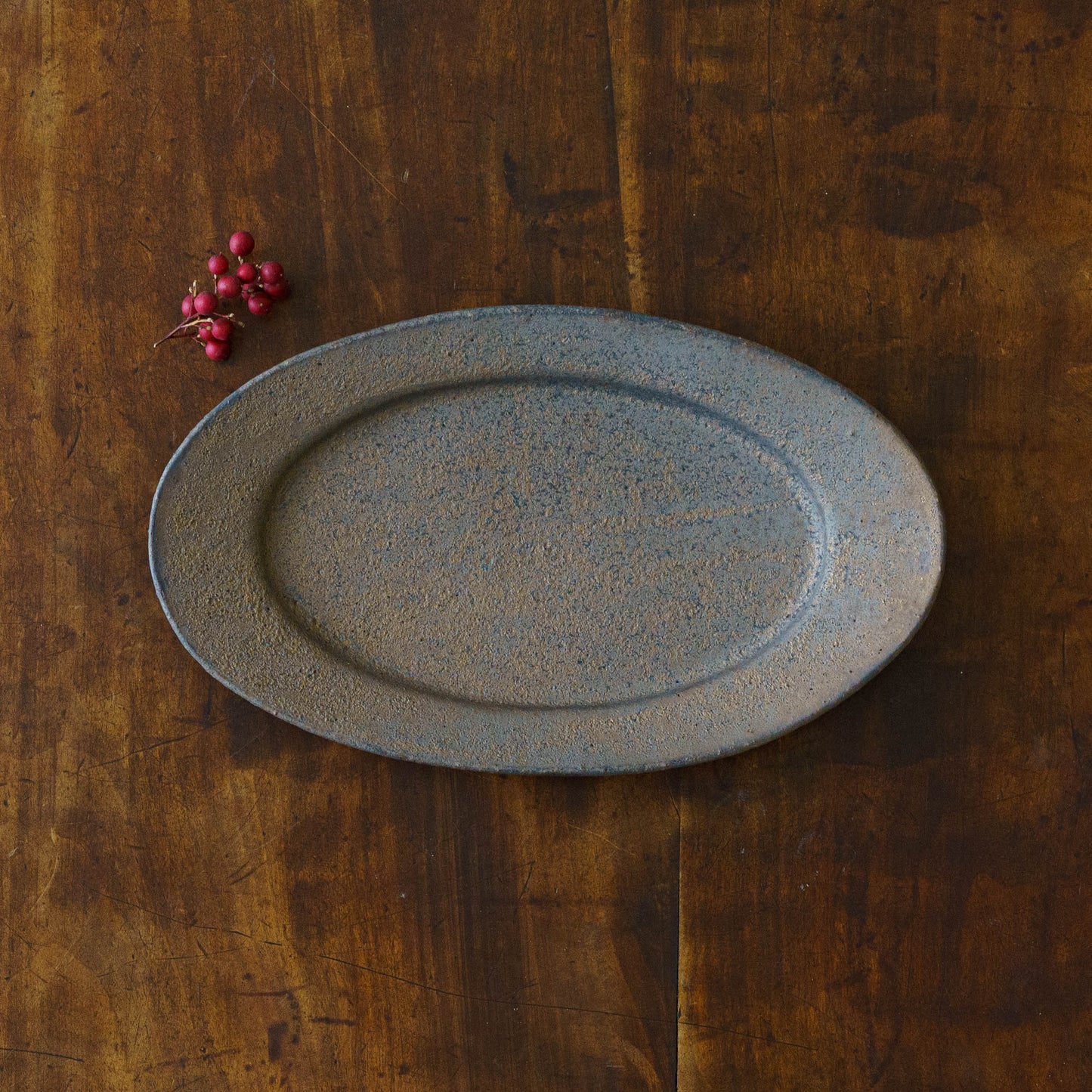 鉄釉　リムオーバルプレート　M｜冨部咲喜子